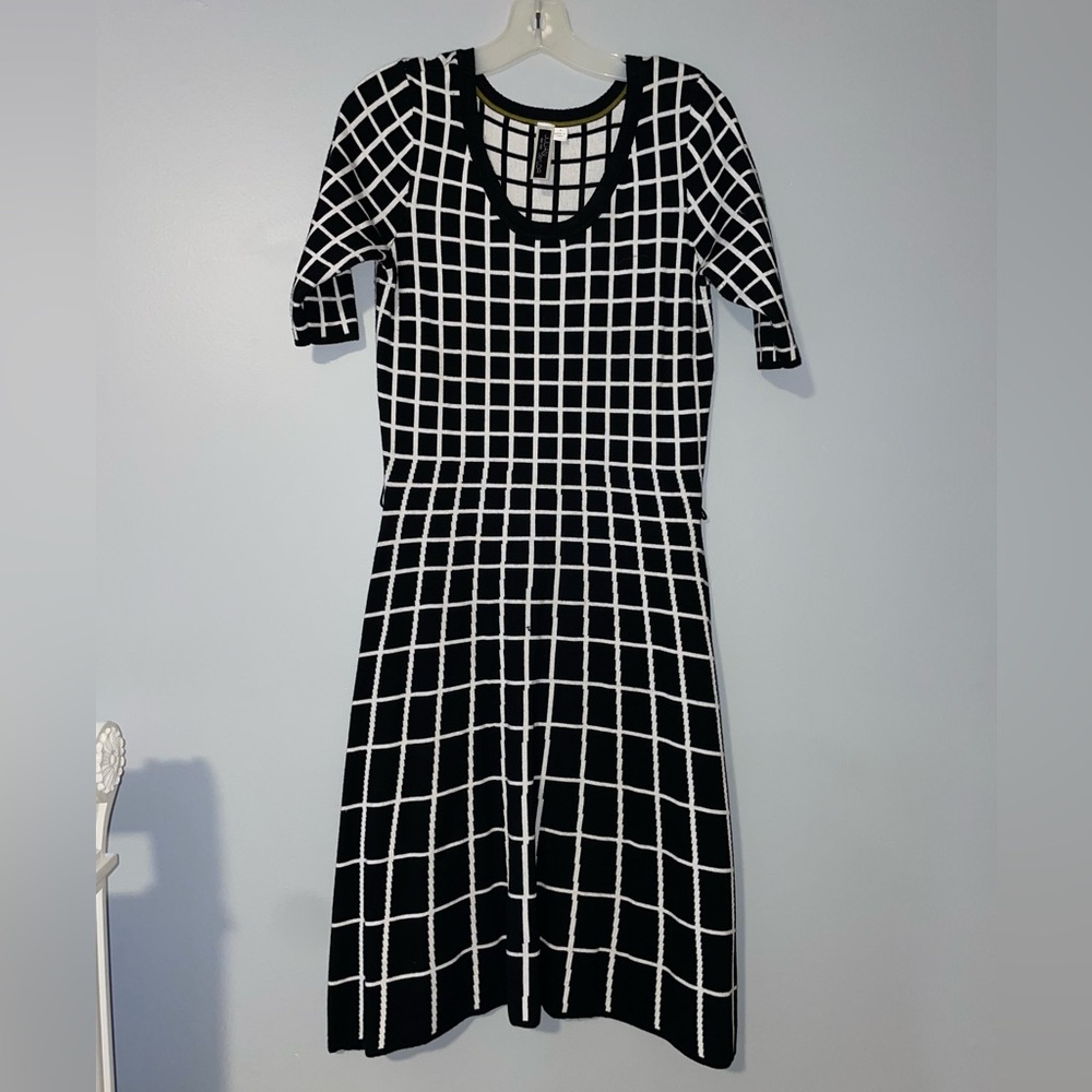 ▪️Julian Taylor Black and White Checkered Sweater Midi Dress